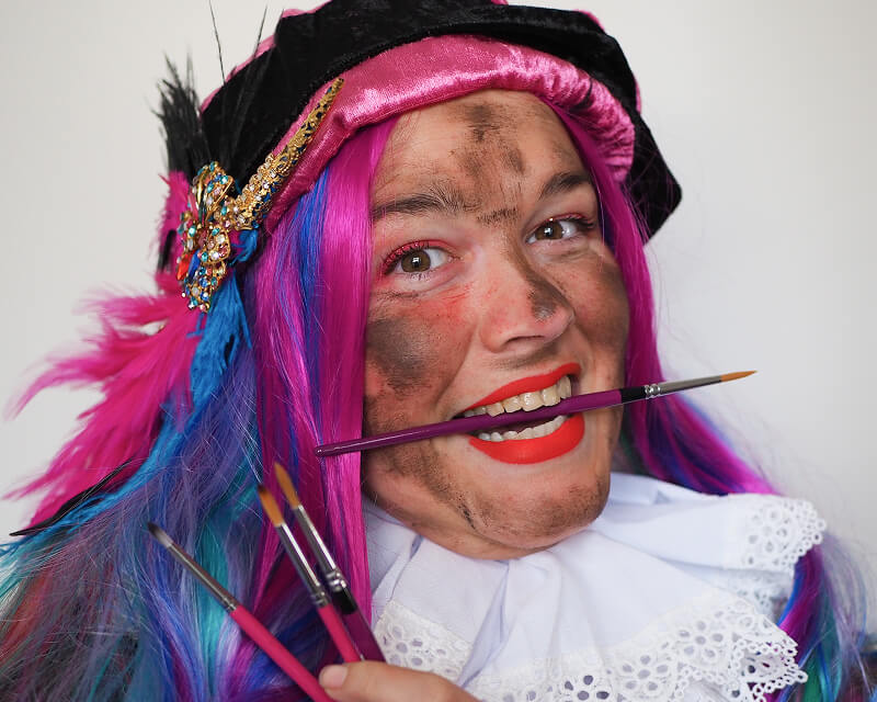 Foto van Marijke in haar Luttimutti Schminkpieten pak.
