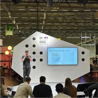 Vortrag bei der DMEXCO über KI-Suchtrends und Sichtbarkeit, präsentiert von Phaina.