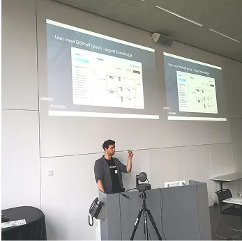 Phaina-Präsentation zu KI-Anwendungen im Mittelstand auf Konferenzbühne.