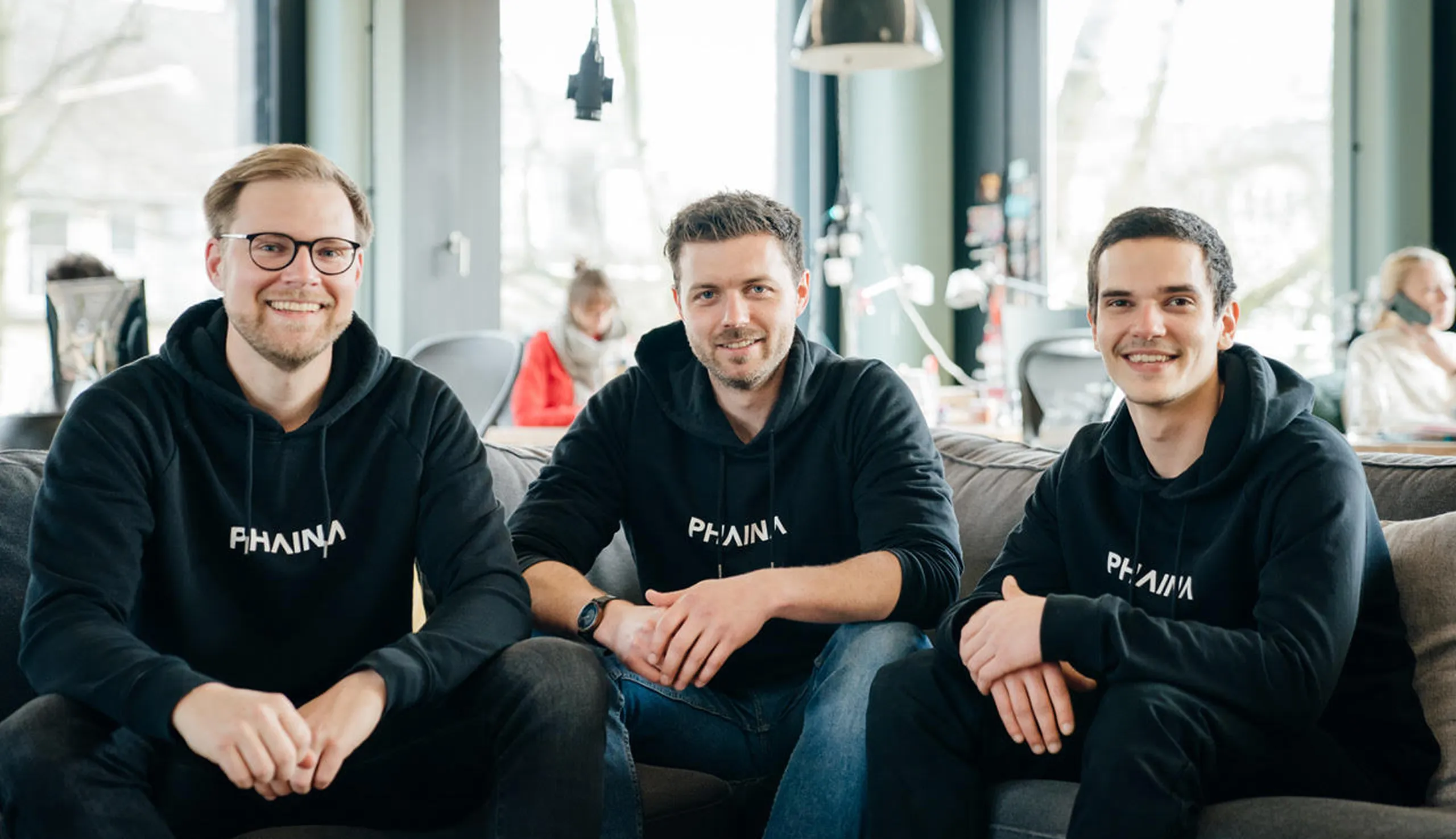 Phaina-Team in moderner Arbeitsumgebung, spezialisiert auf digitale Produktberatung.