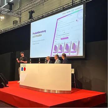 Bühnenvortrag über smarte Produktberatung mit Phaina auf Fachkonferenz.