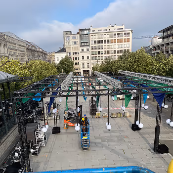 Sandwich and slice of lemons