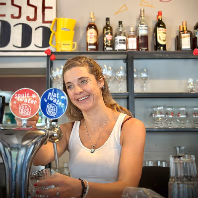 Sandwich and slice of lemons