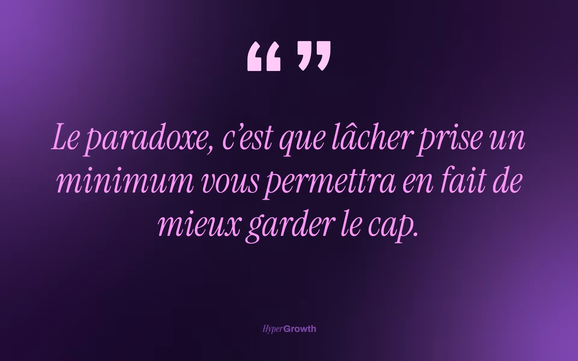 Citation inspirante sur fond violet : « Le paradoxe, c’est que lâcher prise un minimum vous permettra en fait de mieux garder le cap. " 