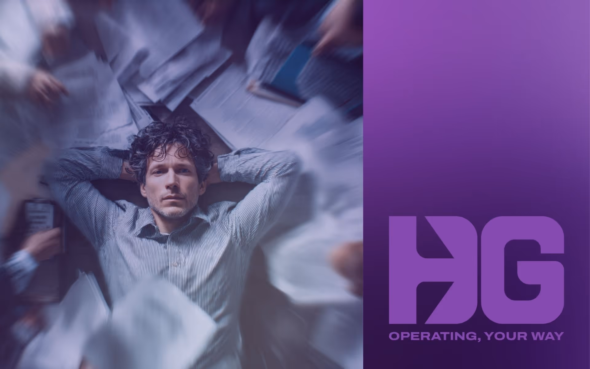 Portrait d’un dirigeant submergé par le flux de documents, illustrant la surcharge mentale liée au micro-management en phase de croissance.