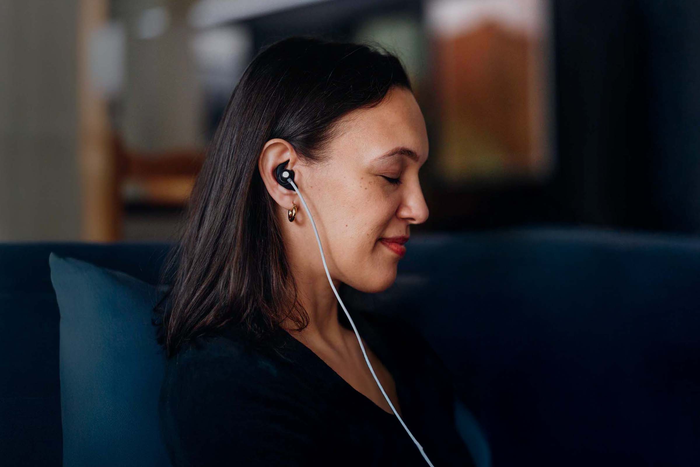 Woman wearing yōjō ear-based vagus nerve stimulation device