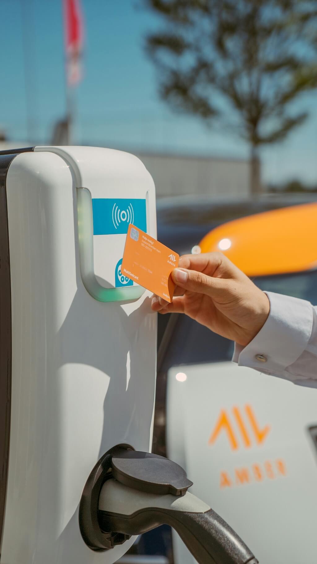 E-Auto an Ladestation - Abrechnung von Strom und Kilometerpauschale