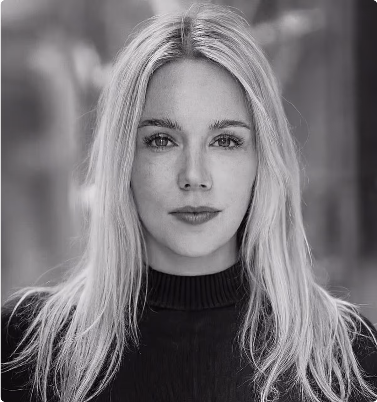 Portraitaufnahme von Rechtsanwältin Dr. Justine Diebel, die im Strafrecht tätig ist und mit der Hamburger Kanzlei für Strafrecht, NEMO Strafverteidiger, kooperiert