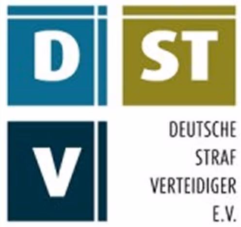 Quadratisches Logo, was mittig jeweils optisch separiert ist, sodass sich vier Felder ergeben. Das Feld oben links den Buchstaben D in weiß vor hellblauem Hintergrund. Das Feld unten links zeigt den Buchstaben V in weiß vor dunkelblauem Hintergrund. Das Feld oben rechts zeigt die Buchstaben S und T vor grünem Hintergrund. Das Feld unten rechts zeigt den Schriftzug "Deutsche Strafverteidiger e.V.".