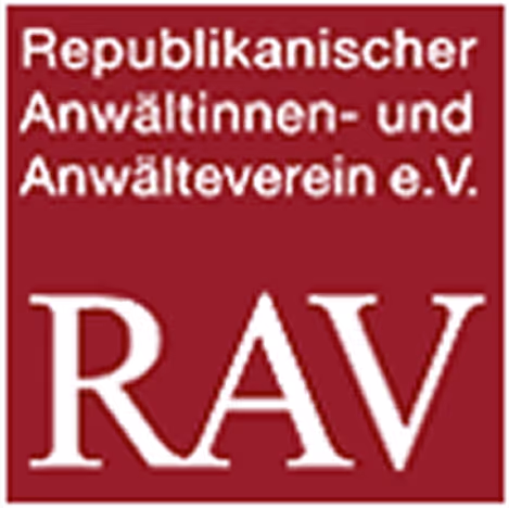 Quadratisches Logo mit rotem Hintergrund und der weißen Aufschrift "Republikanischer Anwältinnen- und Anwälteverein e.V." und der Kurzform "RAV"