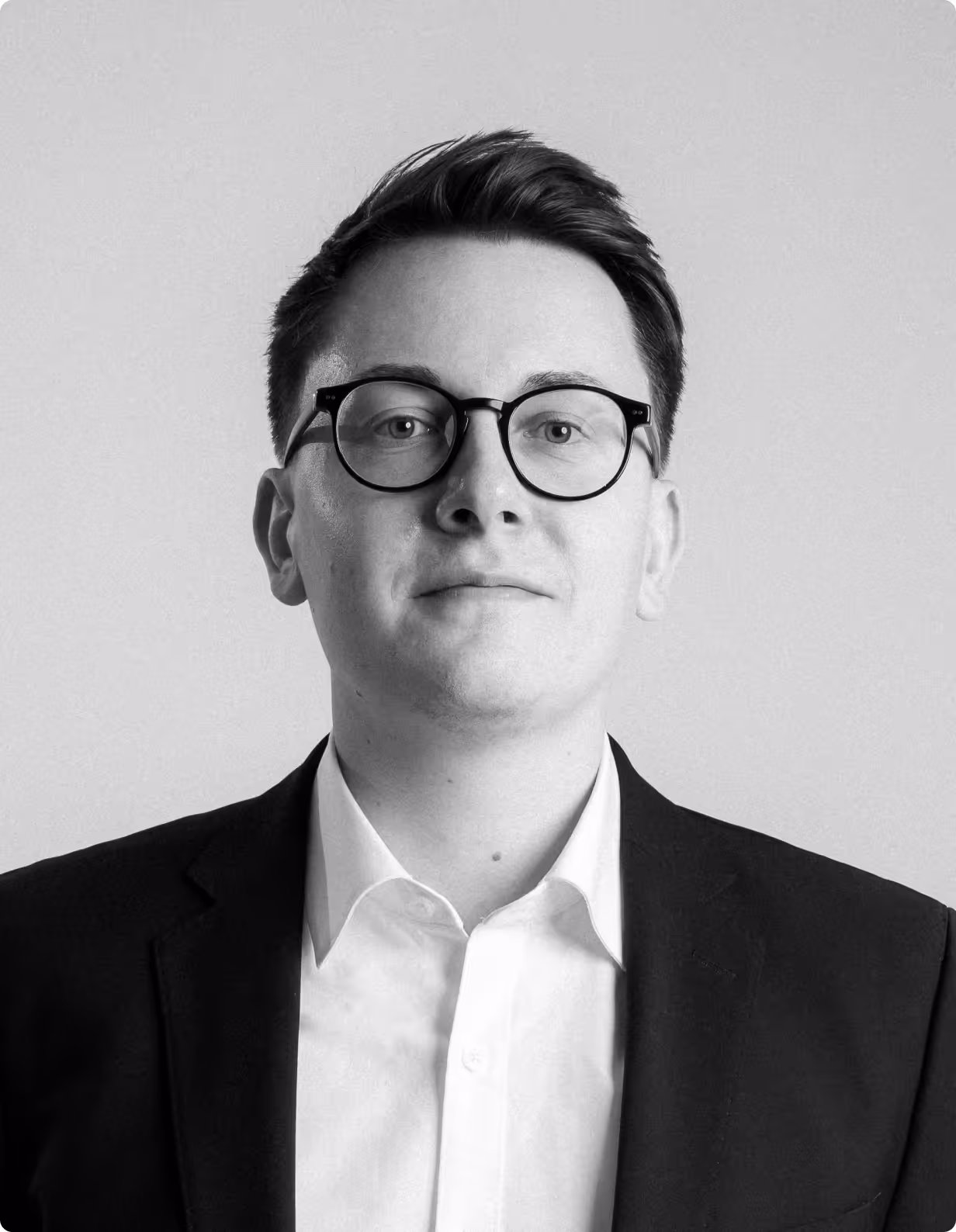 Foto im Portraitformat von Rechtsanwalt Alexander Schlüter