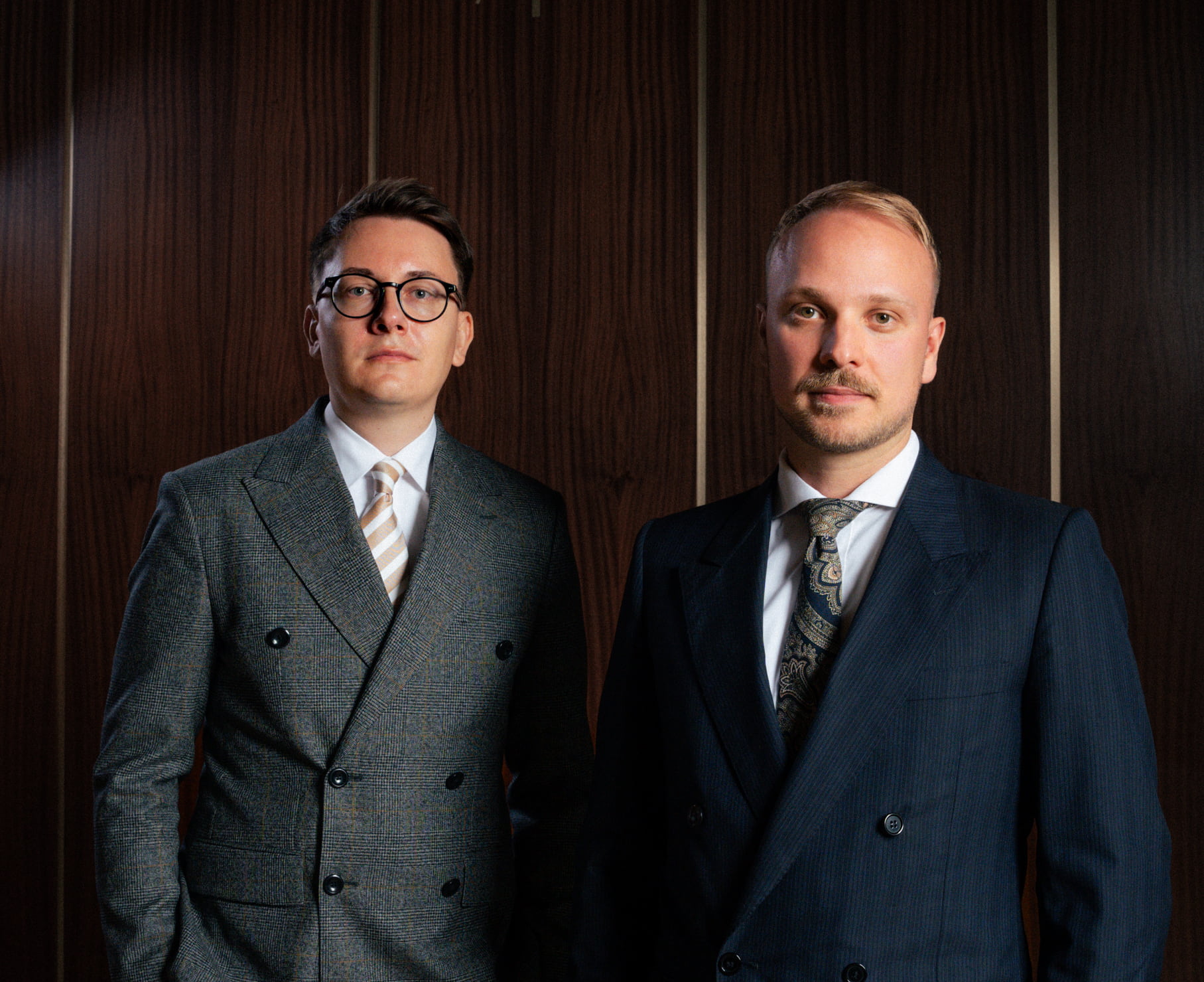 Rechtsanwalt Alexander Schlüter und Rechtsanwalt Jonas Meese, beide stehend nebeneinander.