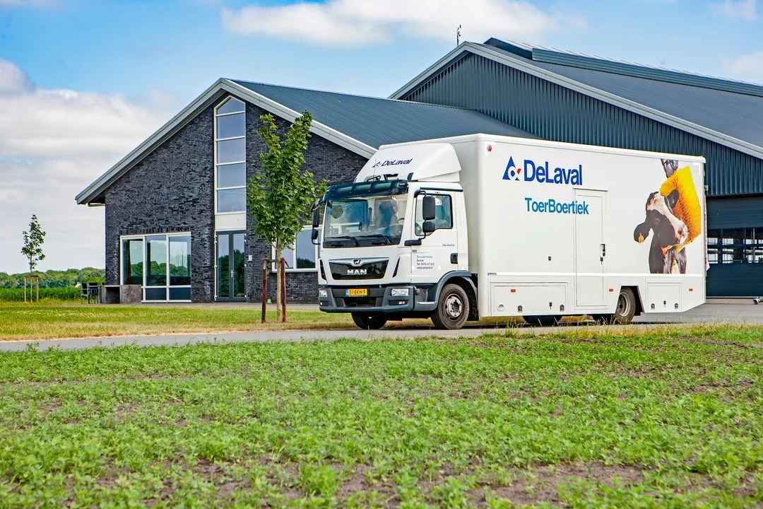 Rotink De laval toerboetiek op het erf van een boerderij aan het af rijden