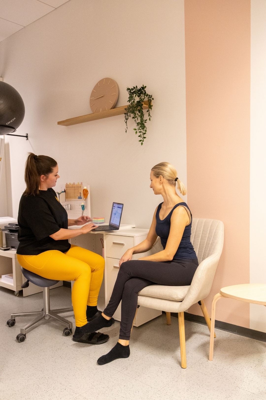 Katariina Himberg on fysioterapeutti, joka vastaanottaa asiakkaita Naantalissa