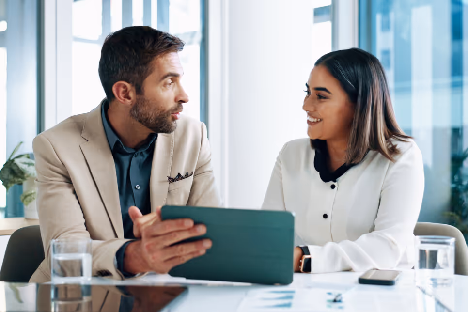 Deux professionnels discutant d’audit, formation et coaching en IA au bureau.
