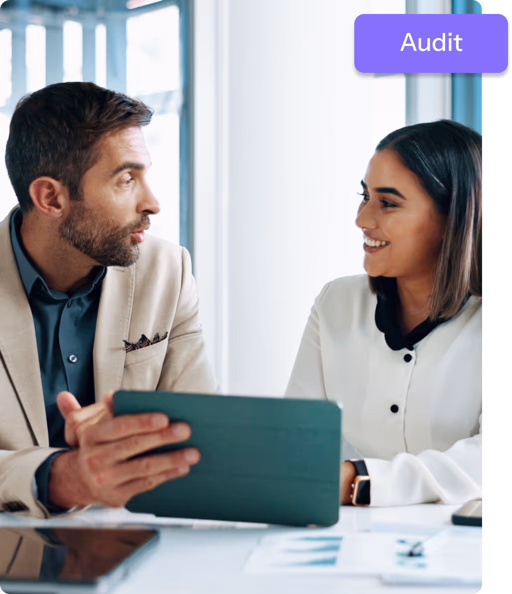 Consultant présentant un audit à une cliente lors d’une réunion professionnelle.