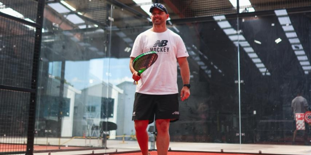 Padel equipment on a green court