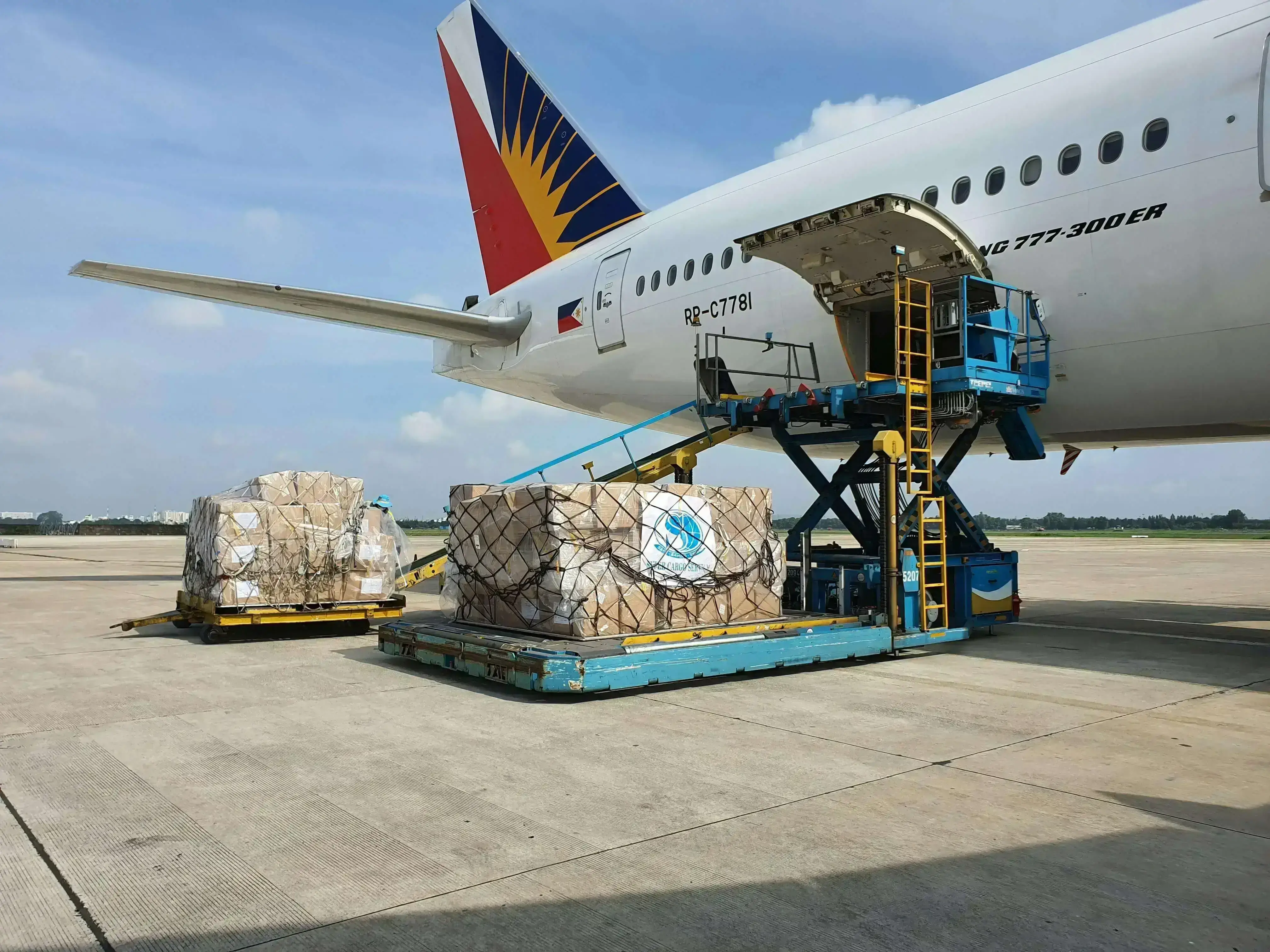 Air freight being packeda