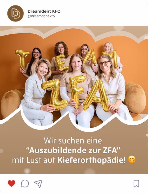 Sechs Teammitglieder sitzen vor einer orangefarbenen Wand und halten goldene Luftballon-Buchstaben, die das Wort ‘ZFA’ bilden. Darunter steht der Hinweis, dass eine Auszubildende zur ZFA mit Interesse an Kieferorthopädie gesucht wird.