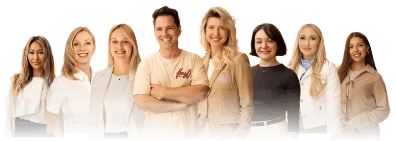 DreamDent Teamfoto mit Kieferorthopäden und Praxismitarbeiterinnen vor dunklem Hintergrund – modernes, freundliches Team aus Dreieich, Obertshausen und Eichhorn.