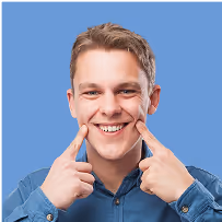 Junger Mann zeigt sein Lächeln und deutet auf seine Zähne – professionelle Zahnreinigung, Zahnästhetik und Kieferorthopädie für Erwachsene.