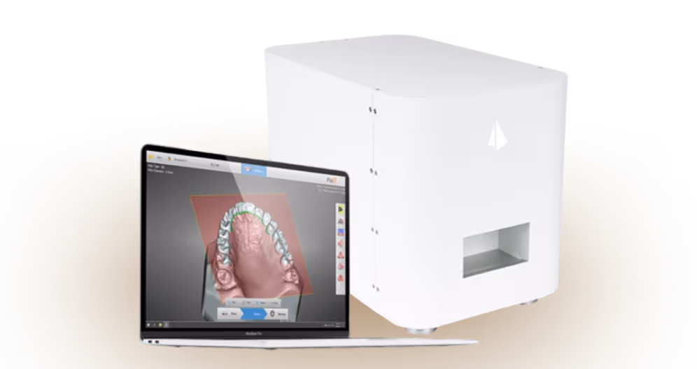 Digitaler Dental-Scanner mit angeschlossenem Laptop, der ein 3D-Modell eines Gebisses zeigt – moderne Technologie für präzise kieferorthopädische Diagnostik.
