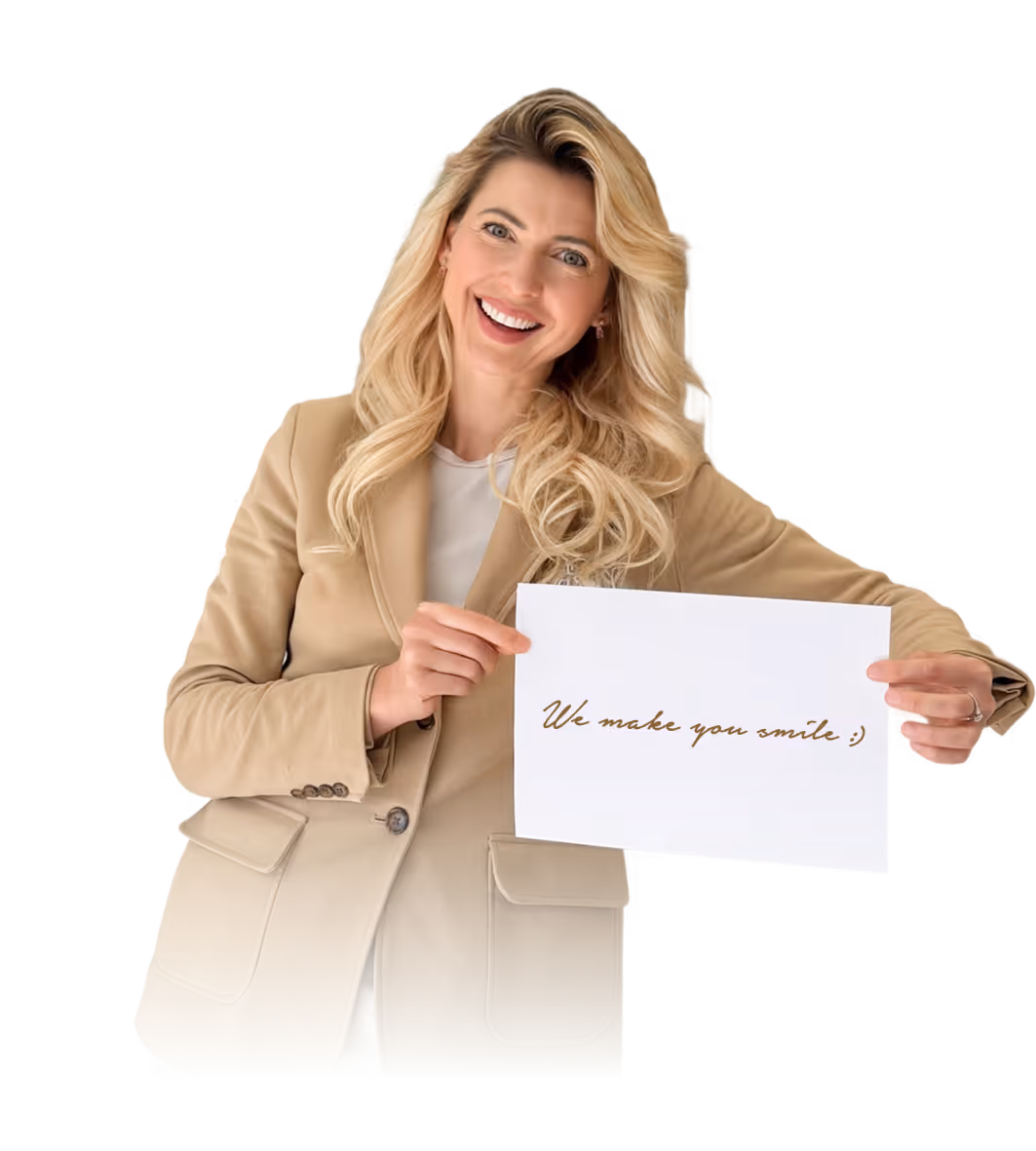 Lächelnde Frau in beigefarbener Kleidung hält ein Schild mit der Botschaft ‘We make you smile’ – freundlicher Empfang in einer modernen Zahnarztpraxis.