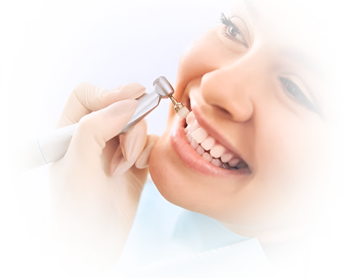 Nahaufnahme einer Patientin bei der professionellen Zahnreinigung – schonende Entfernung von Plaque und Politur für ein gesundes Lächeln.