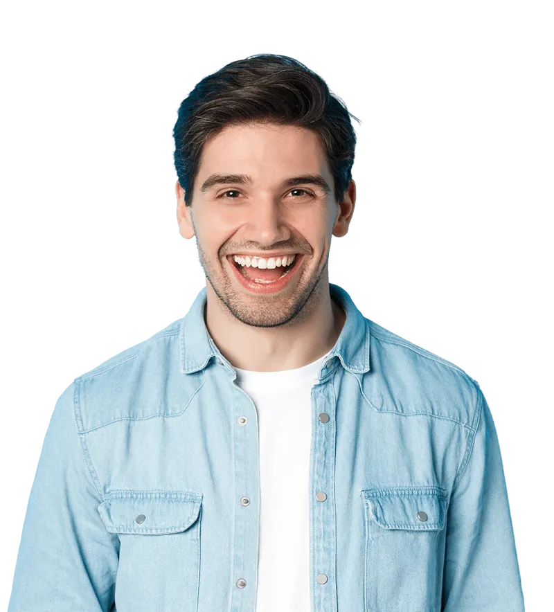 Junger Mann mit strahlendem Lächeln vor dunklem Hintergrund – ästhetische Zahnmedizin und professionelle Zahnreinigung für Erwachsene.