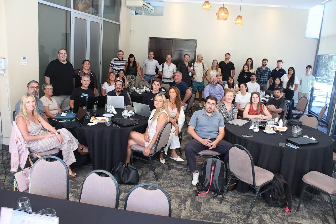 Foto grupal de los asistentes a la formación de IA Aplicada de MenteIA en el Hotel Howard Johnson de Paraná. Empresarios, profesionales y líderes de equipo de Entre Ríos posan junto a Cecilia Ribecco y Federico Poiana al finalizar la jornada.