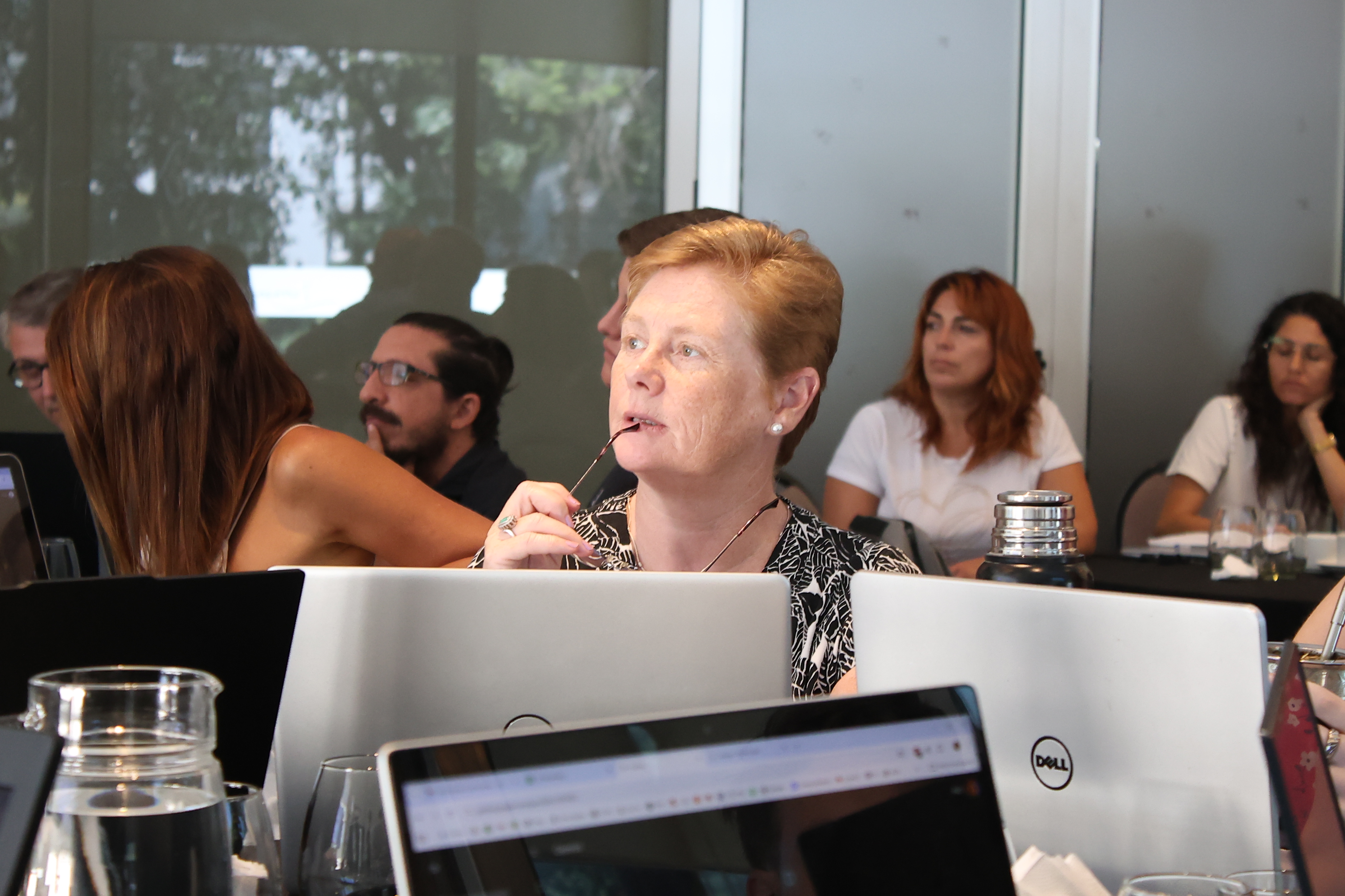 Primer plano de una asistente concentrada durante el bloque de práctica por casos en la formación de Paraná. La imagen refleja el enfoque del curso: aprender a usar herramientas de IA hoy para resolver desafíos reales del día a día laboral.