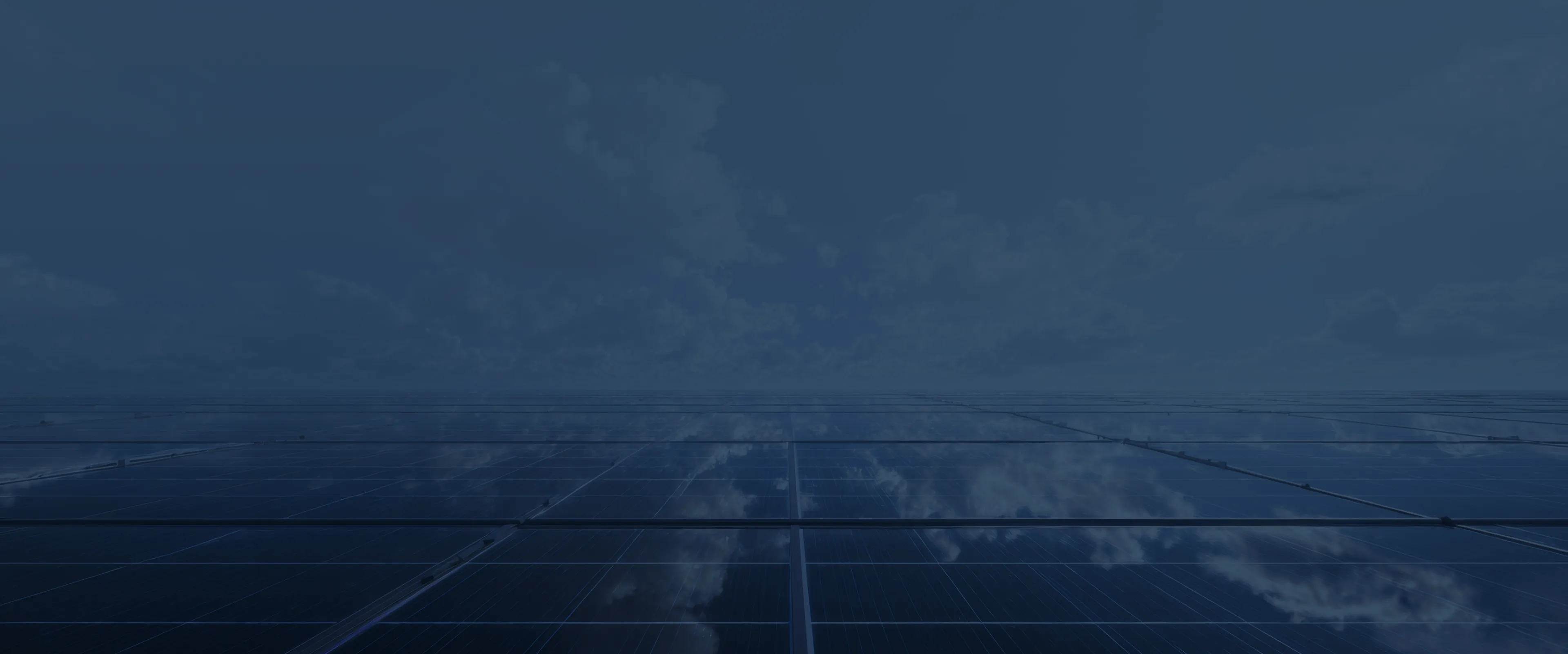 Hero-Section mit Solarzellen, die den Himmel reflektieren