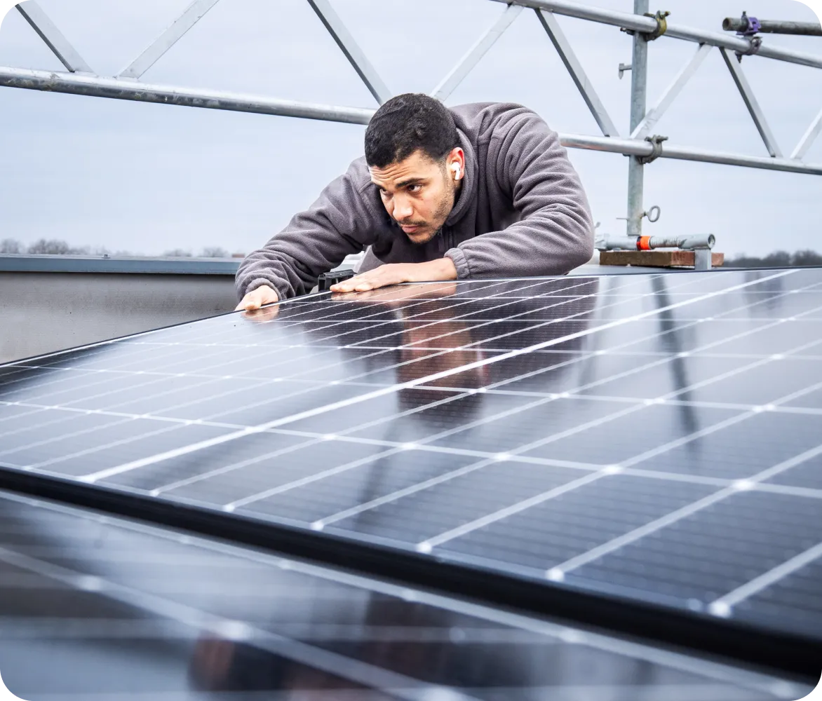 Installation von Aufdach-Solaranlagen durch einen Monteur