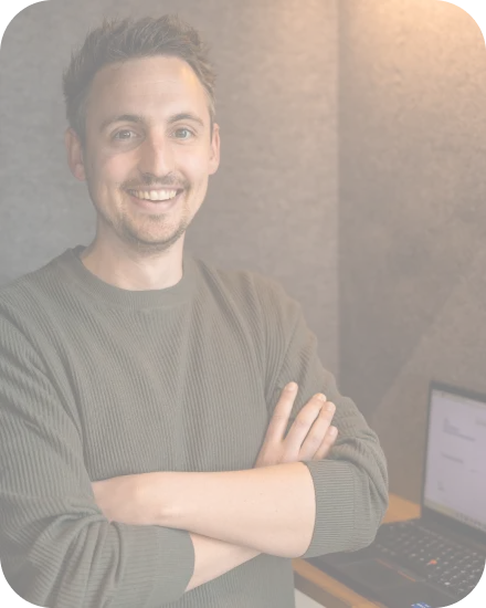 Professioneller Mitarbeiter lächelt, Teil der Unternehmensvision