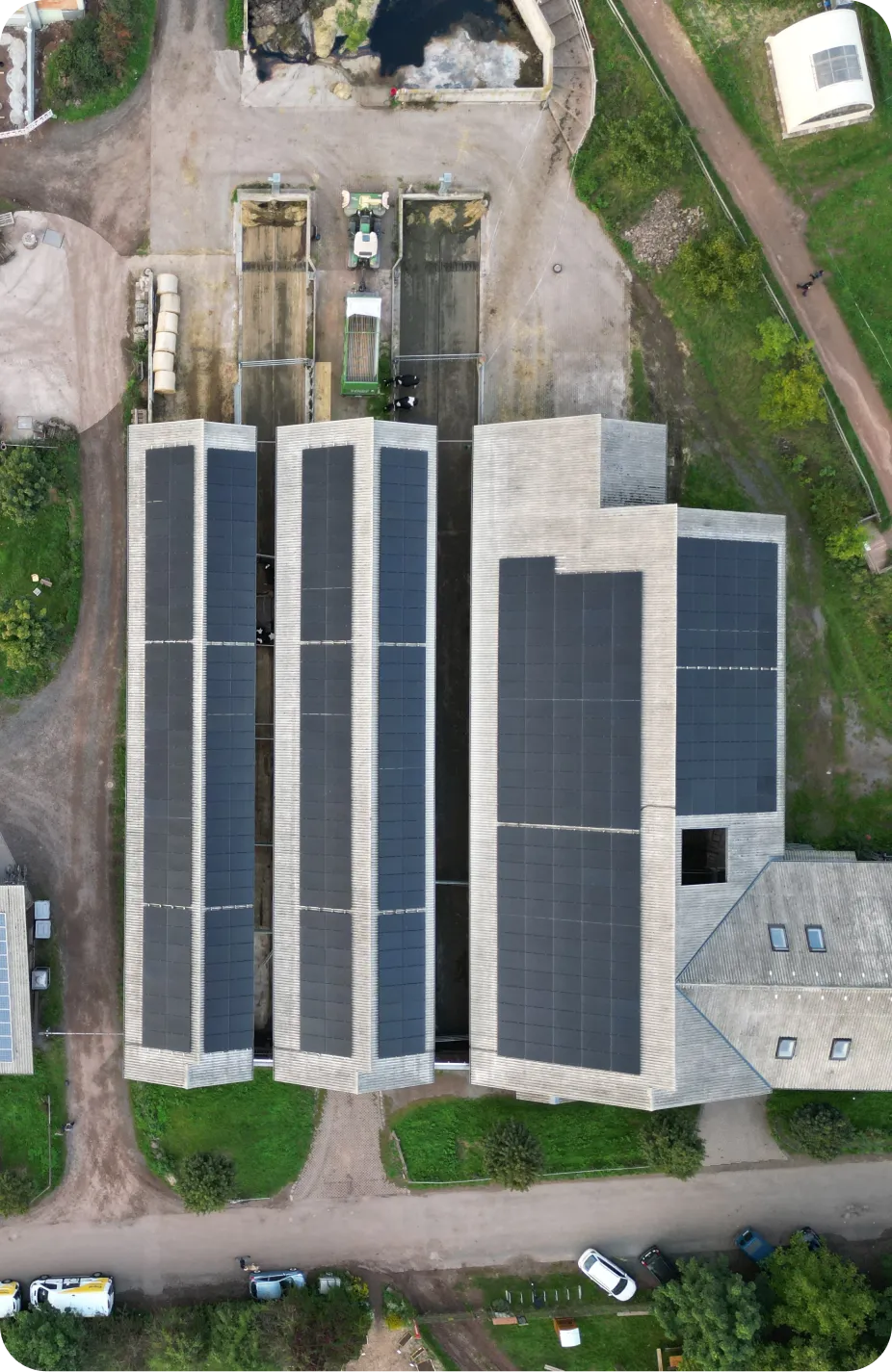 Draufsicht des Hofguts Oberfeld mit Solaranlagen auf den Dächern