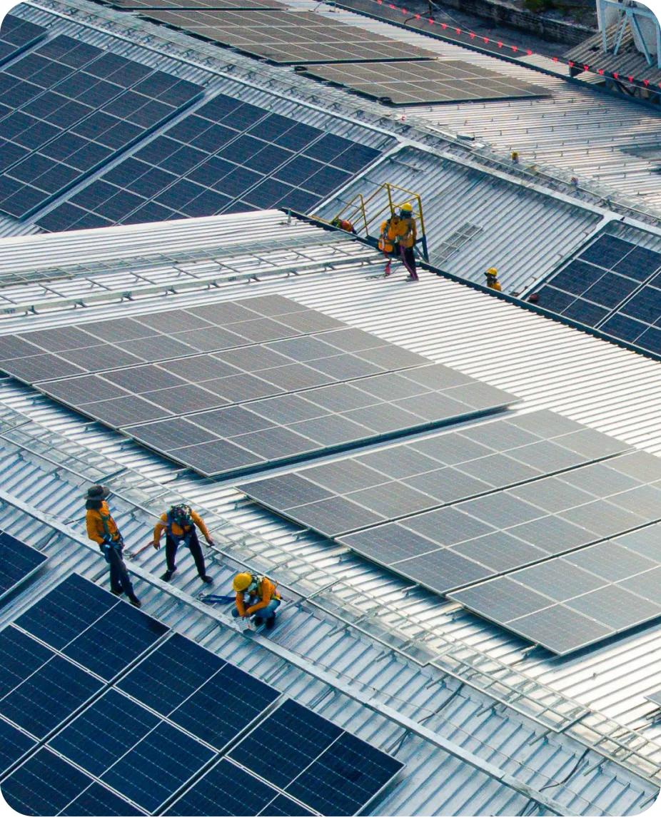 Solarpanels auf Dach montieren - Arbeiter installieren Photovoltaikanlagen