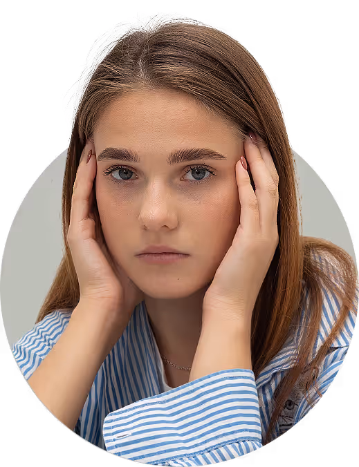 Adolescente sentada, com expressão de preocupação, apoiando as mãos na cabeça.