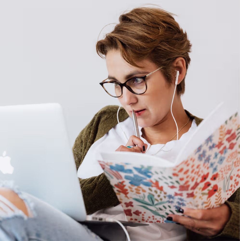 Adulta a realizar uma formação online.