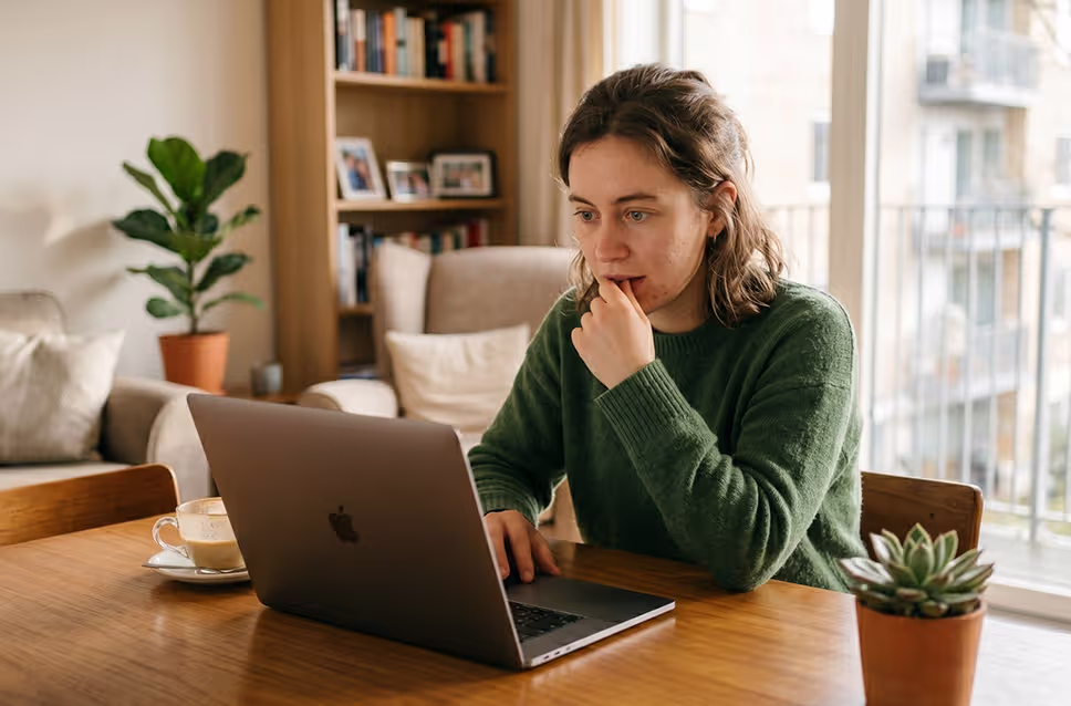 Mulher a consultar informações diretamente no computador