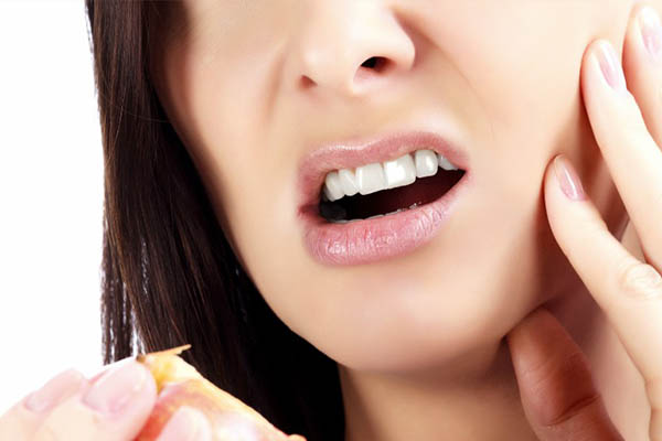 lady with tooth ache