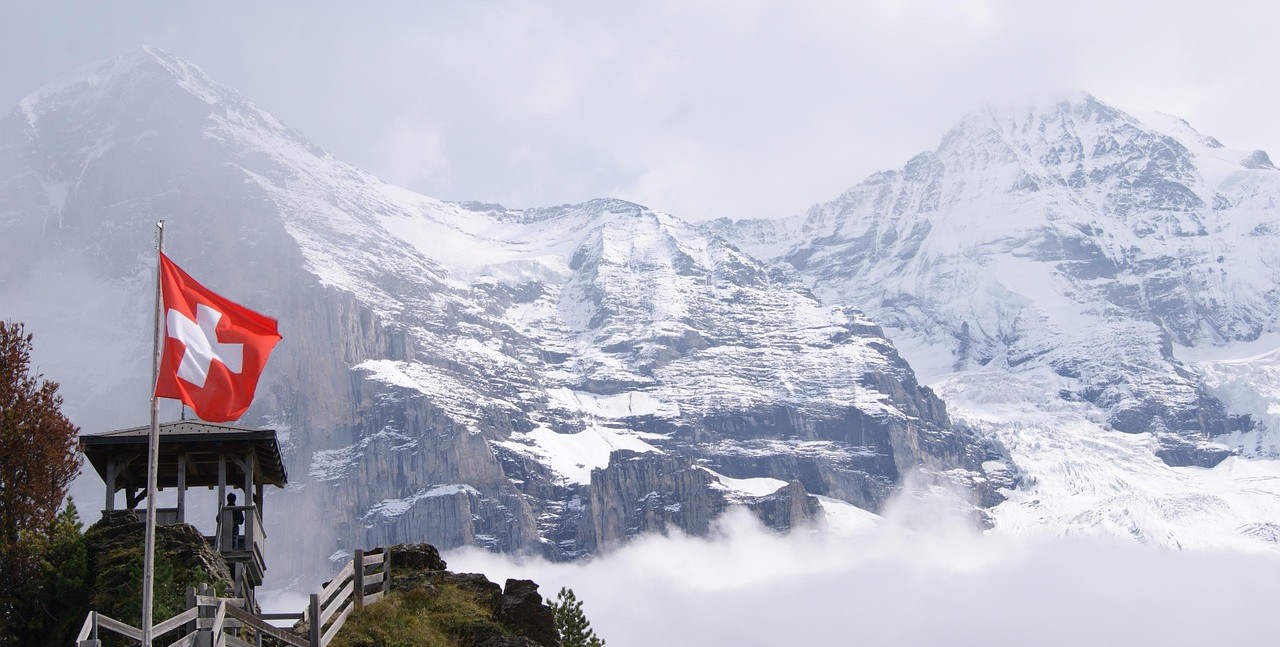 Schweizer Alpen mit Flagge