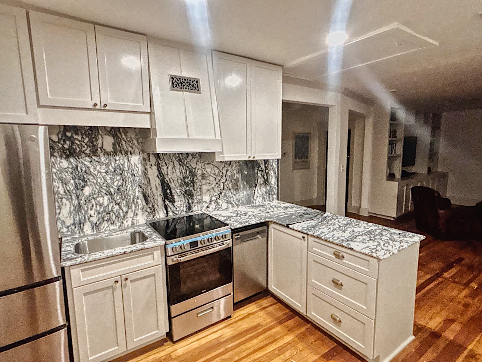 Charlottesville: Marble Kitchen Elegance