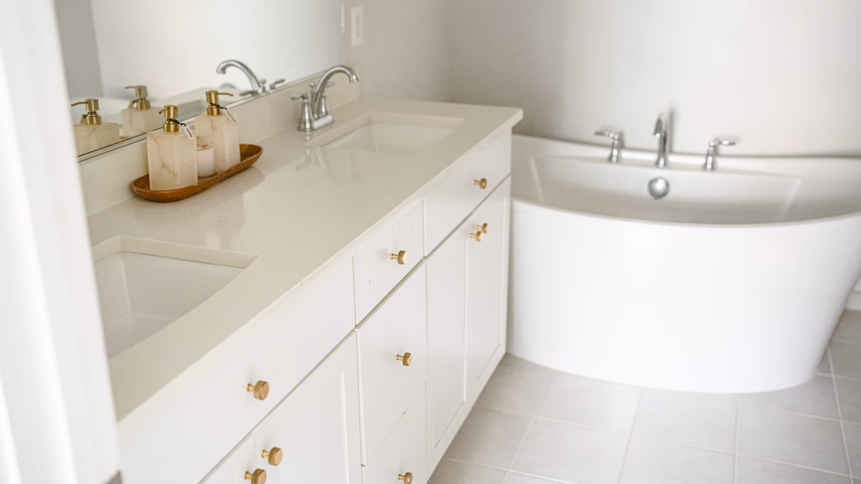 Alexandria: Master Bathroom