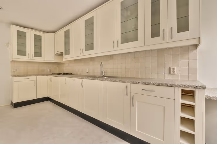 Open Shelving vs. Upper Cabinets: What Northern Virginia Homeowners Are Choosing in 2026