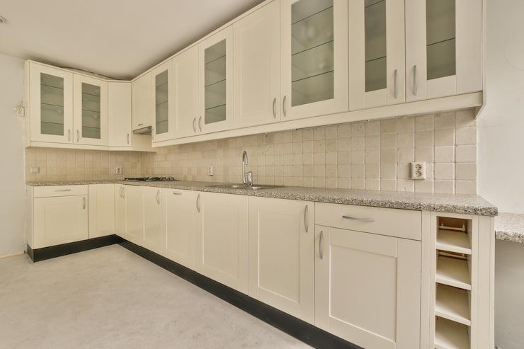 Open Shelving vs. Upper Cabinets: What Northern Virginia Homeowners Are Choosing in 2026