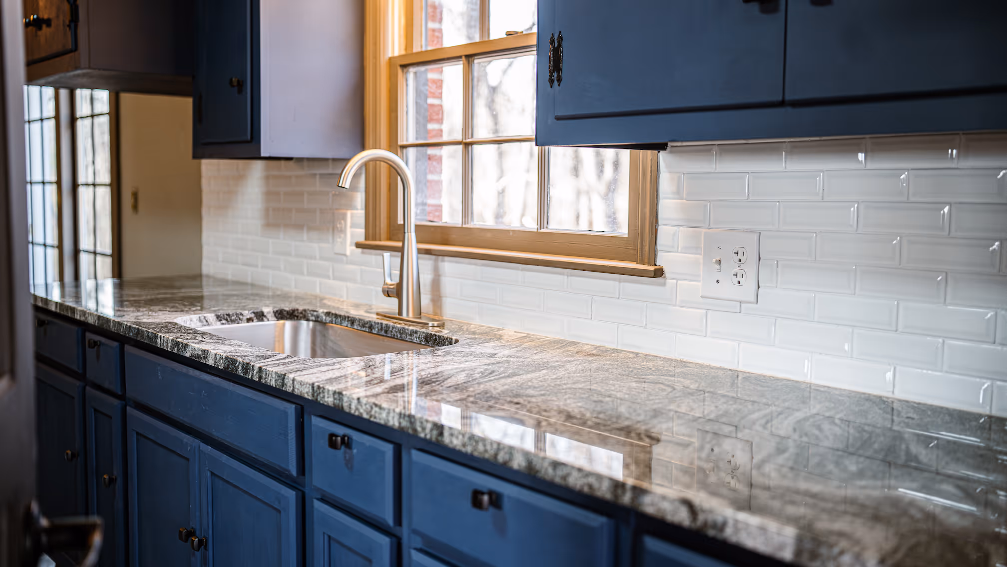 Rochelle: Gray Mist Granite & Whisper White Subway Tile