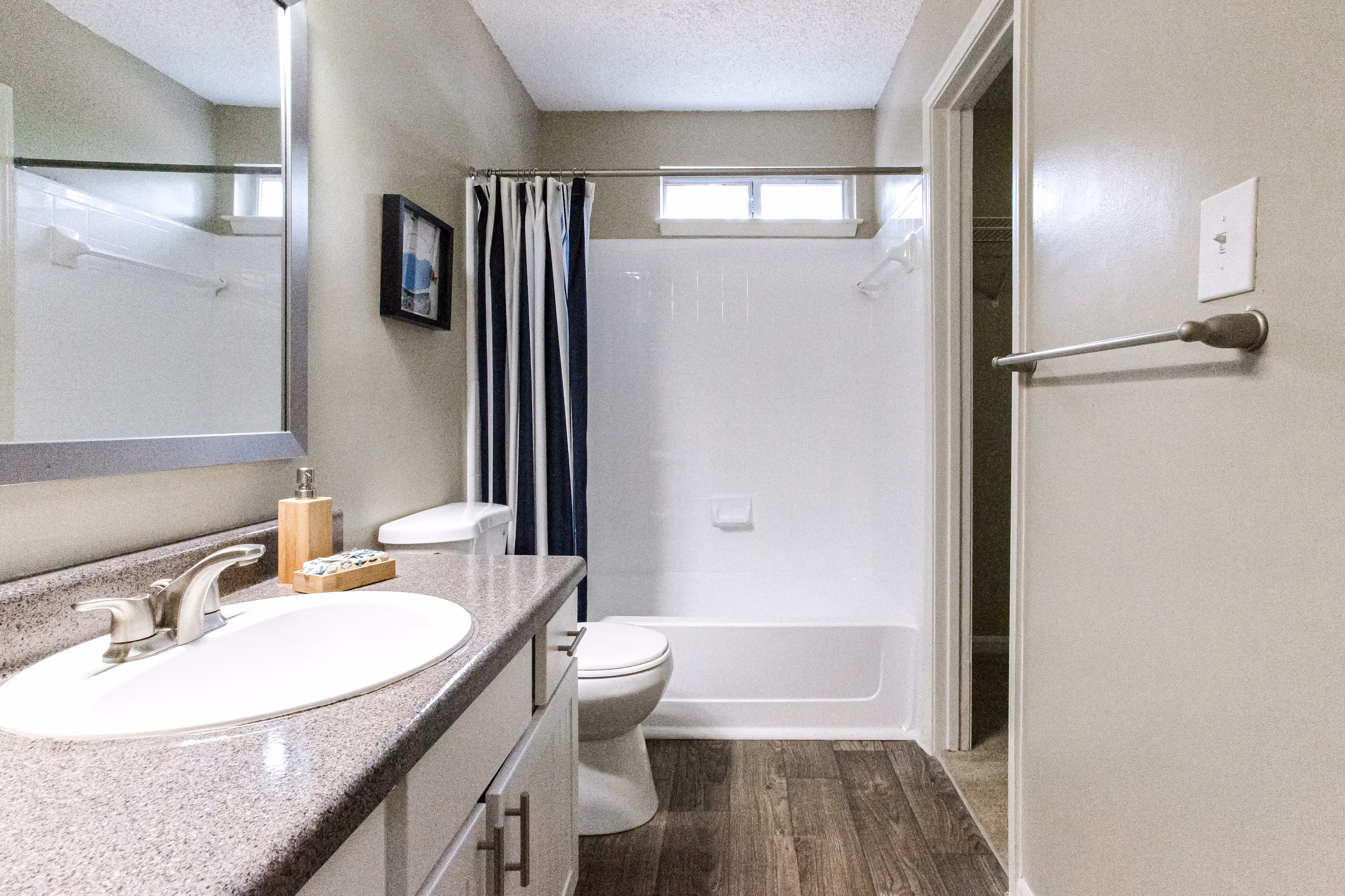 bathroom with tub