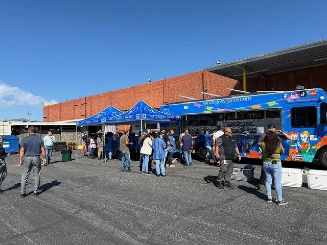 Son Dogos y Tacos Food Truck at an event with many people