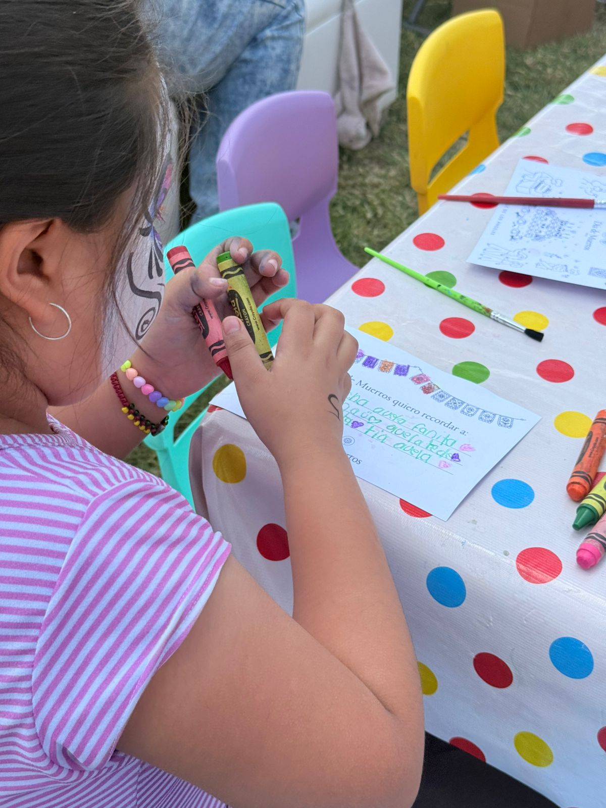 Niña haciendo actividades infantiles.