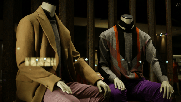 Height-Variation Clothing Layouts